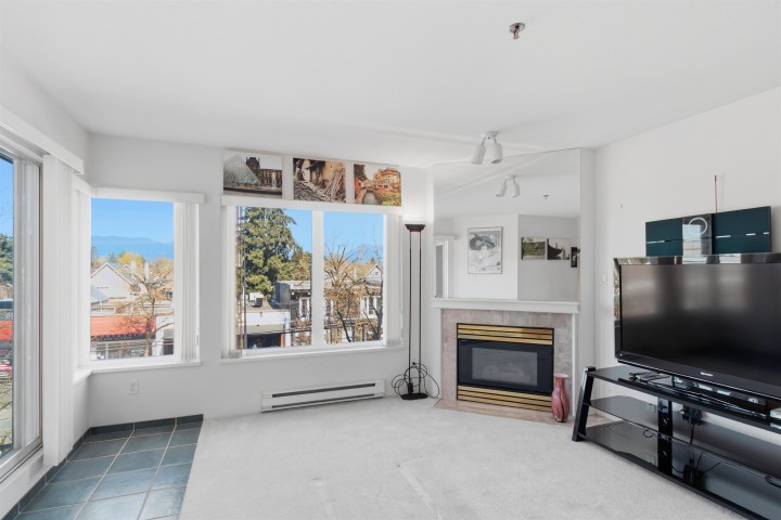 Photo 4 at 211 - 3250 W Broadway, Kitsilano, Vancouver West