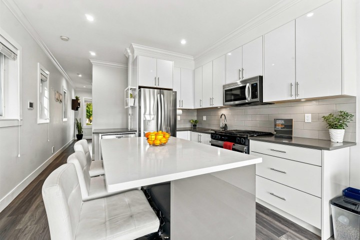Photo 2 at 3162 Venables Street, Renfrew VE, Vancouver East