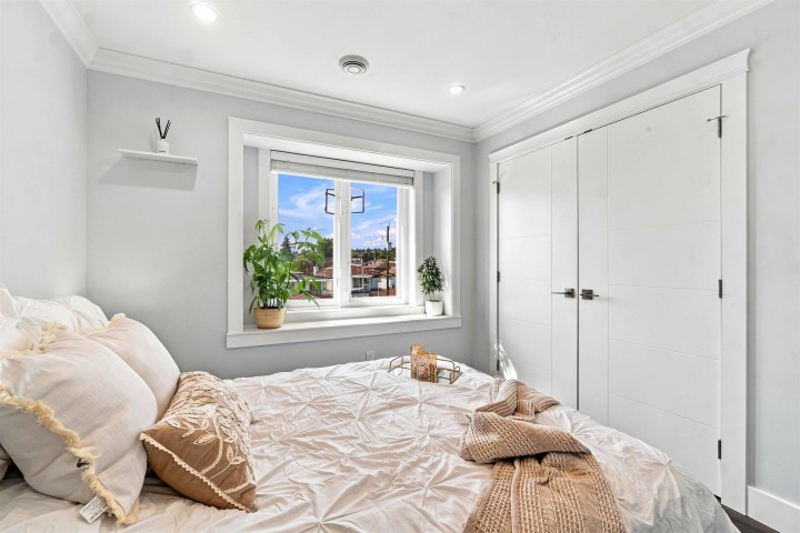 Photo 11 at 3162 Venables Street, Renfrew VE, Vancouver East