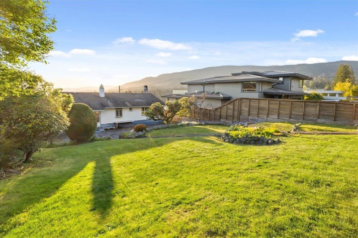 Photo 3 at 982 Braeside Street, Sentinel Hill, West Vancouver