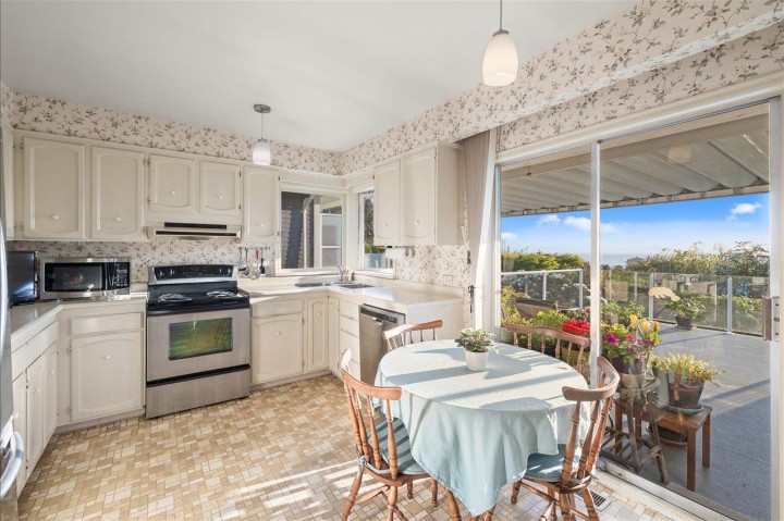 Photo 10 at 982 Braeside Street, Sentinel Hill, West Vancouver