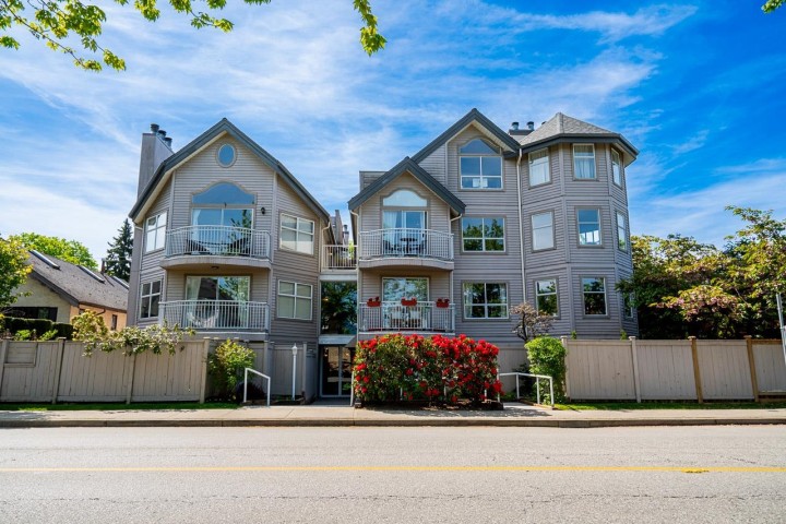 Photo 1 at 592 W 16th Avenue, Cambie, Vancouver West
