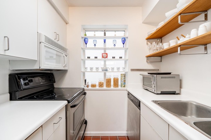 Photo 10 at 592 W 16th Avenue, Cambie, Vancouver West