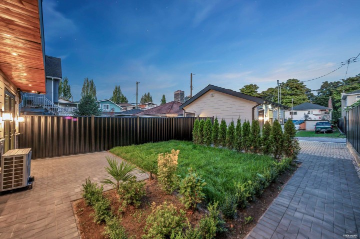Photo 4 at 2 - 5150 Spencer Street, Collingwood VE, Vancouver East