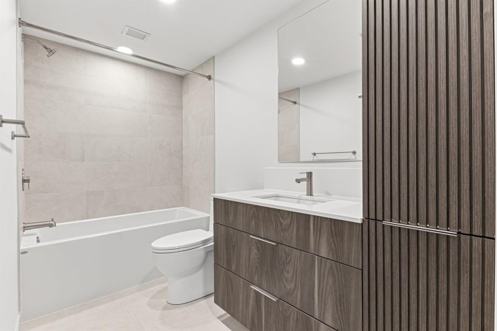 Photo 13 at 203 - 3590 W 39th Avenue, Dunbar, Vancouver West