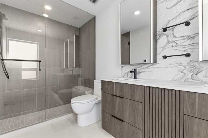 Photo 10 at 302 - 3590 W 39th Avenue, Dunbar, Vancouver West