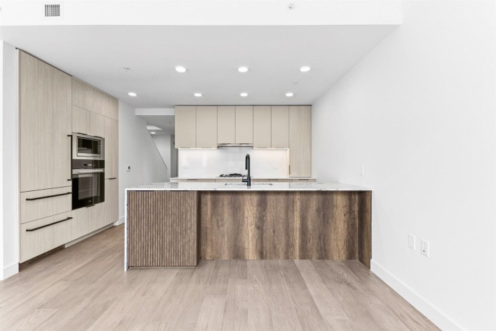 Photo 3 at 303 - 3590 W 39th Avenue, Dunbar, Vancouver West