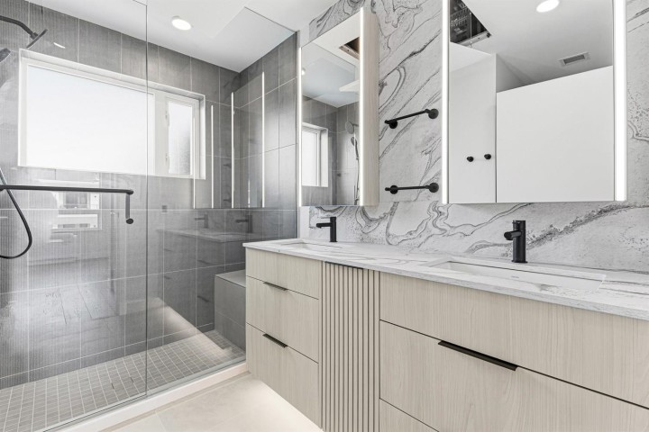 Photo 9 at 303 - 3590 W 39th Avenue, Dunbar, Vancouver West