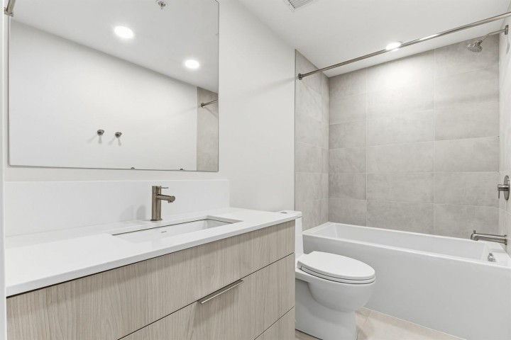Photo 11 at 303 - 3590 W 39th Avenue, Dunbar, Vancouver West