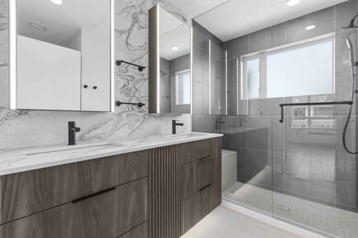 Photo 11 at 305 - 3590 W 39th Avenue, Dunbar, Vancouver West