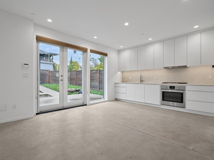 Photo 6 at 4136 Beatrice Street, Victoria VE, Vancouver East