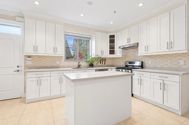 Photo 9 at 3895 Dumfries Street, Knight, Vancouver East