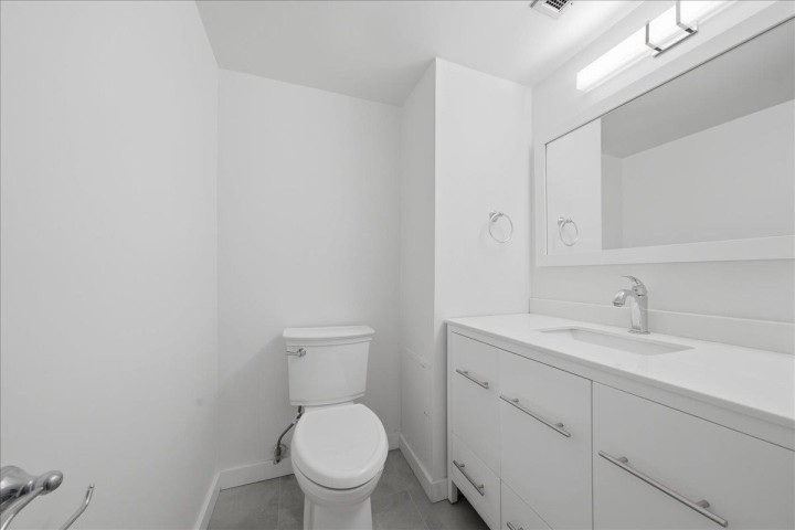 Photo 27 at 802 - 1745 Esquimalt Avenue, Ambleside, West Vancouver