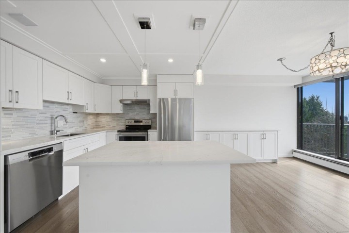 Photo 2 at 802 - 1745 Esquimalt Avenue, Ambleside, West Vancouver