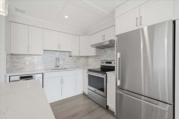 Photo 6 at 802 - 1745 Esquimalt Avenue, Ambleside, West Vancouver