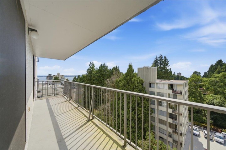 Photo 16 at 802 - 1745 Esquimalt Avenue, Ambleside, West Vancouver