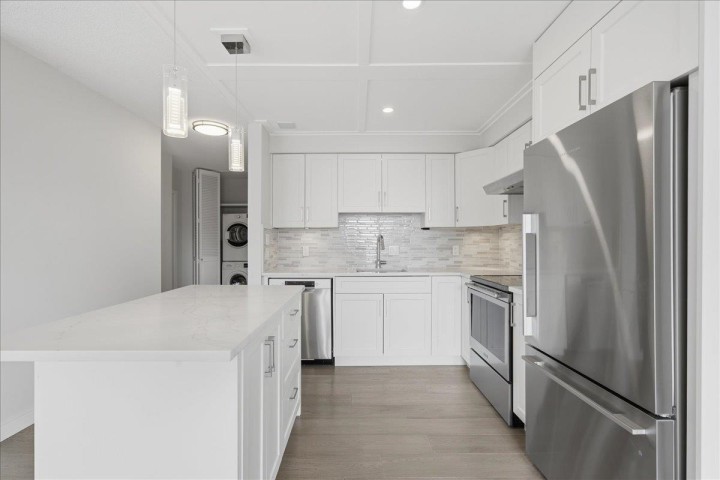 Photo 7 at 802 - 1745 Esquimalt Avenue, Ambleside, West Vancouver
