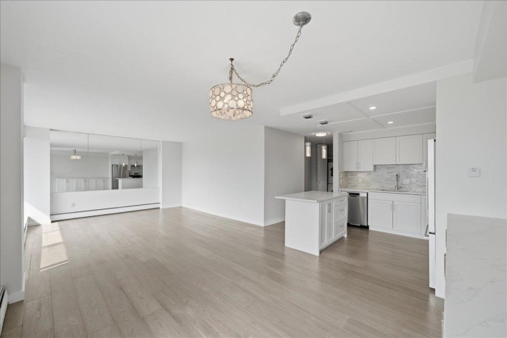 Photo 5 at 802 - 1745 Esquimalt Avenue, Ambleside, West Vancouver