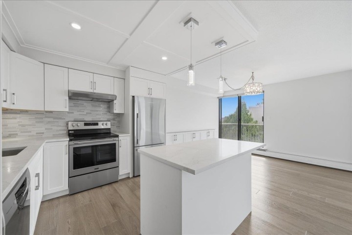 Photo 9 at 802 - 1745 Esquimalt Avenue, Ambleside, West Vancouver