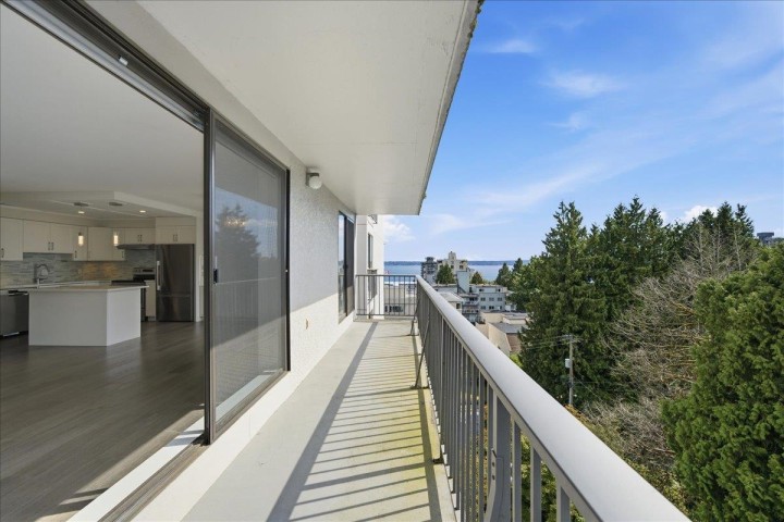 Photo 18 at 802 - 1745 Esquimalt Avenue, Ambleside, West Vancouver