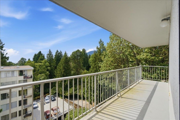 Photo 15 at 802 - 1745 Esquimalt Avenue, Ambleside, West Vancouver