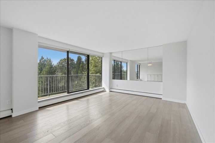 Photo 4 at 802 - 1745 Esquimalt Avenue, Ambleside, West Vancouver
