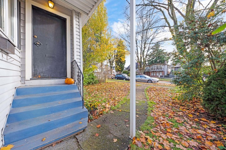 Photo 2 at 2865 Grant Street, Renfrew VE, Vancouver East