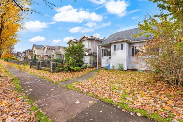 Photo 6 at 2865 Grant Street, Renfrew VE, Vancouver East