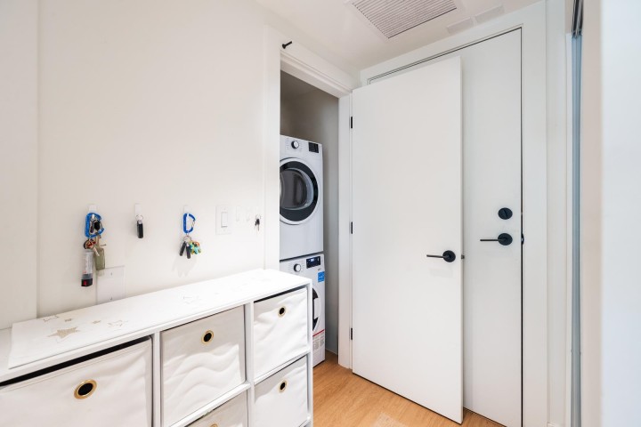 Photo 18 at 204 - 2235 E Broadway Street, Grandview Woodland, Vancouver East