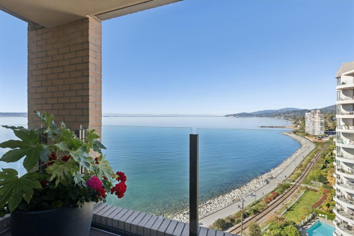 Photo 2 at 9 - 2250 Bellevue Avenue, Dundarave, West Vancouver