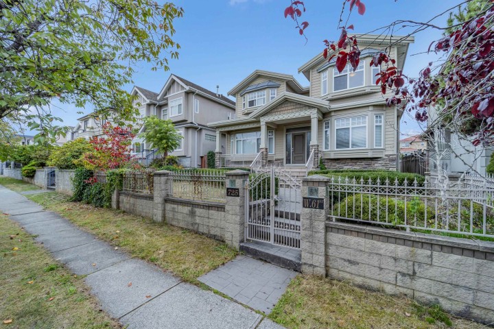 Photo 3 at 725 W 61st Avenue, Marpole, Vancouver West