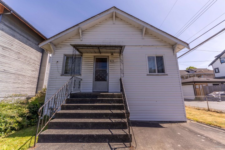 Photo 2 at 824 Semlin Drive, Hastings, Vancouver East