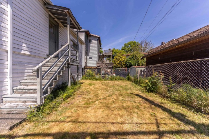 Photo 6 at 824 Semlin Drive, Hastings, Vancouver East