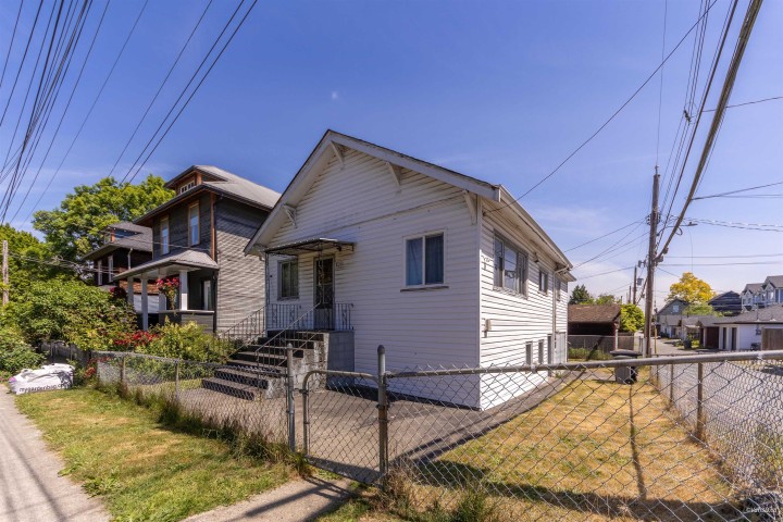 Photo 3 at 824 Semlin Drive, Hastings, Vancouver East