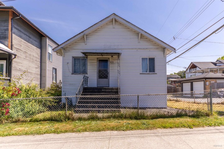 Photo 1 at 824 Semlin Drive, Hastings, Vancouver East