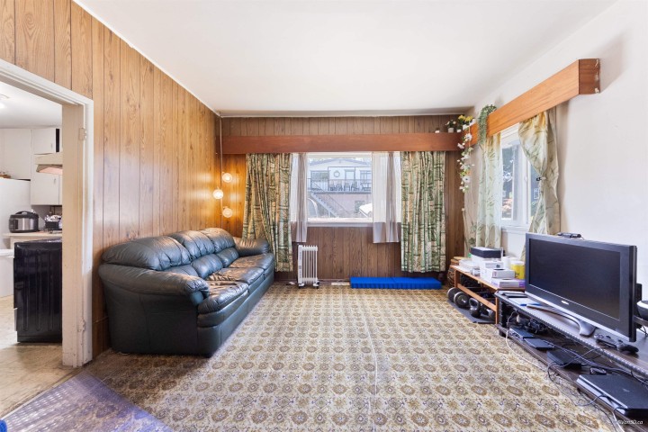 Photo 10 at 824 Semlin Drive, Hastings, Vancouver East