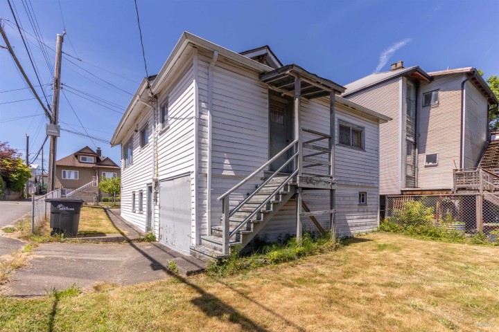 Photo 4 at 824 Semlin Drive, Hastings, Vancouver East