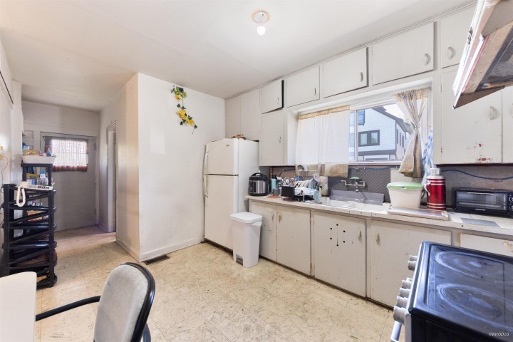 Photo 8 at 824 Semlin Drive, Hastings, Vancouver East