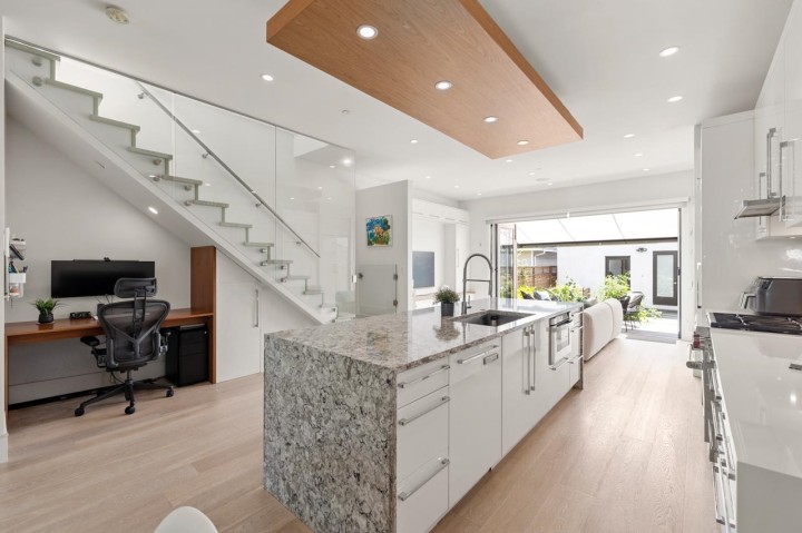 Photo 7 at 506 E 18th Avenue, Fraser VE, Vancouver East
