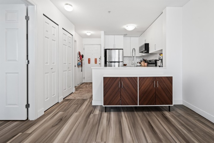 Photo 9 at 302 - 5818 Lincoln Street, Killarney VE, Vancouver East