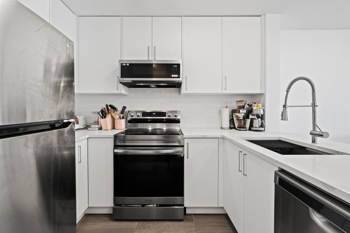 Photo 10 at 302 - 5818 Lincoln Street, Killarney VE, Vancouver East