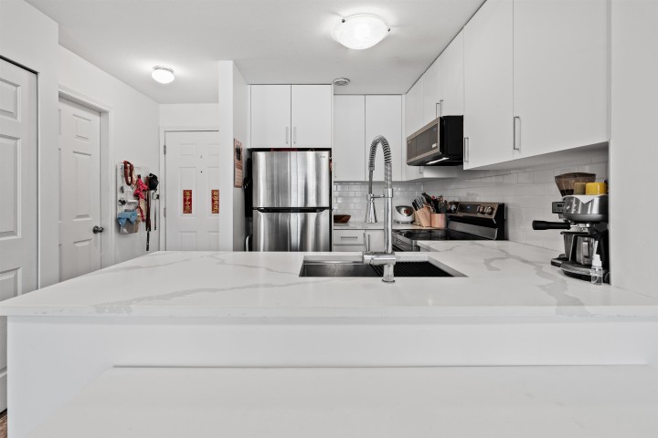 Photo 14 at 302 - 5818 Lincoln Street, Killarney VE, Vancouver East