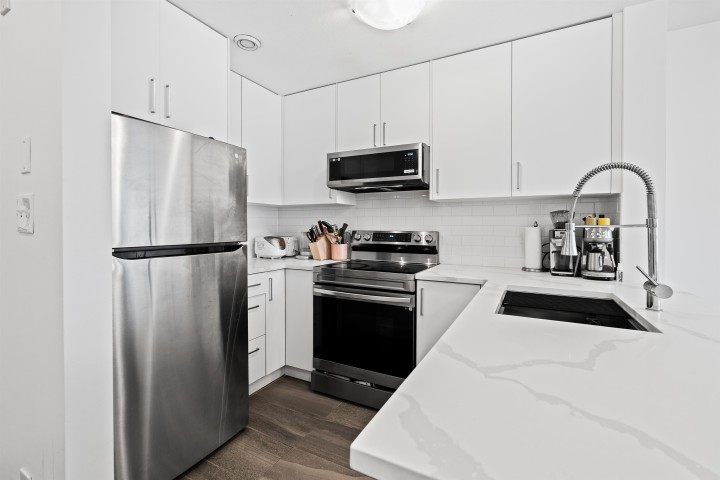 Photo 11 at 302 - 5818 Lincoln Street, Killarney VE, Vancouver East