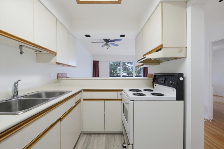 Photo 11 at 301 - 2125 W 2nd Avenue, Kitsilano, Vancouver West