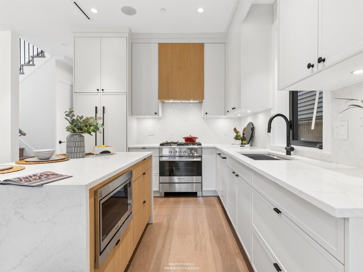 Photo 10 at 1 - 878 E 37th Avenue, Fraser VE, Vancouver East