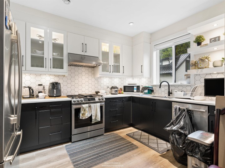 Photo 10 at 797 E 18th Avenue, Fraser VE, Vancouver East