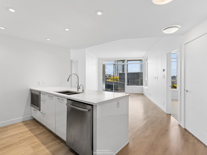 Photo 5 at 701 - 3557 Sawmill Crescent, South Marine, Vancouver East