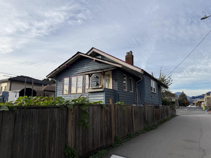 Photo 5 at 2878 E 2nd Avenue, Renfrew VE, Vancouver East