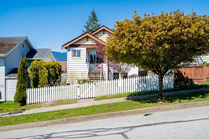 Photo 2 at 3415 Dundas Street, Hastings Sunrise, Vancouver East
