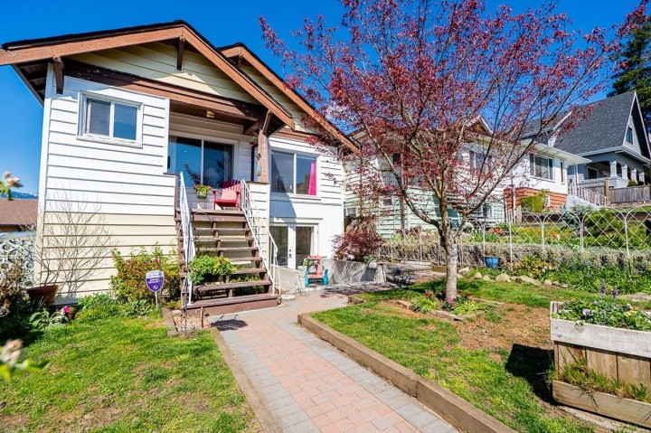 Photo 3 at 3415 Dundas Street, Hastings Sunrise, Vancouver East